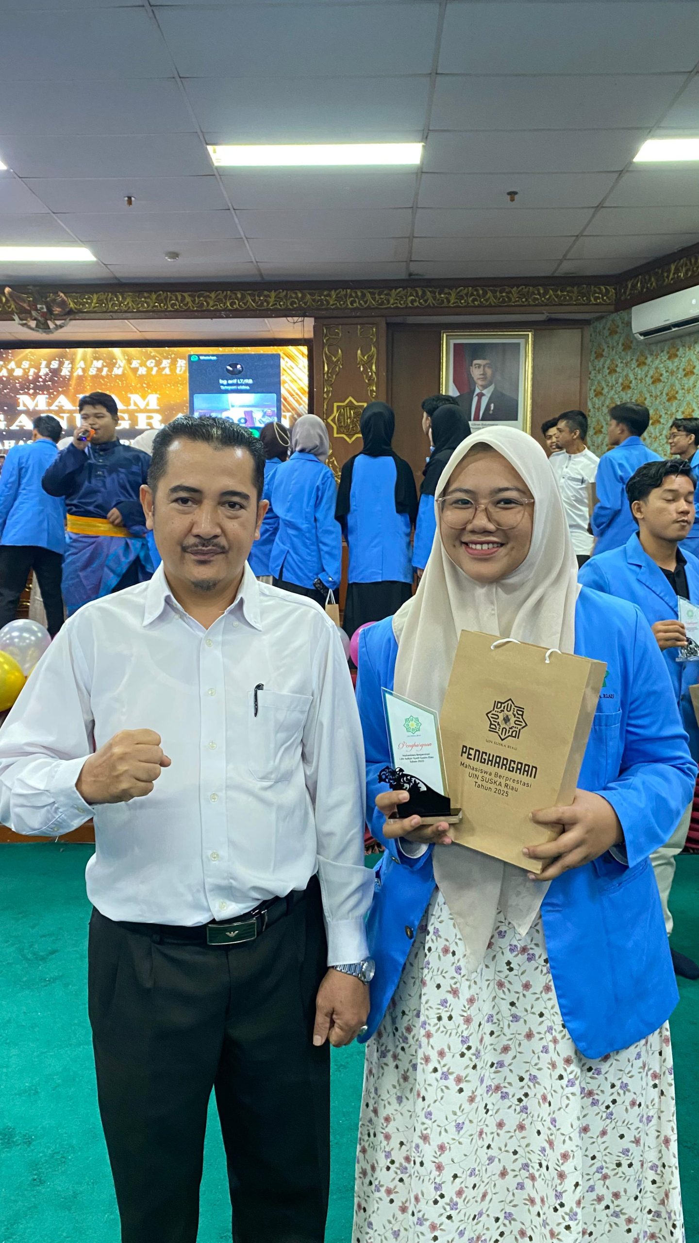 Norma Yulistri Terima Penghargaan Mahasiswa Berprestasi dari UIN Suska Riau